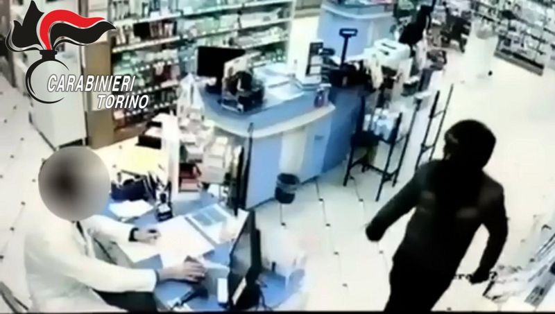 MONCALIERI-NICHELINO - PRESO IL RAPINATORE DELLE FARMACIE - VIDEO