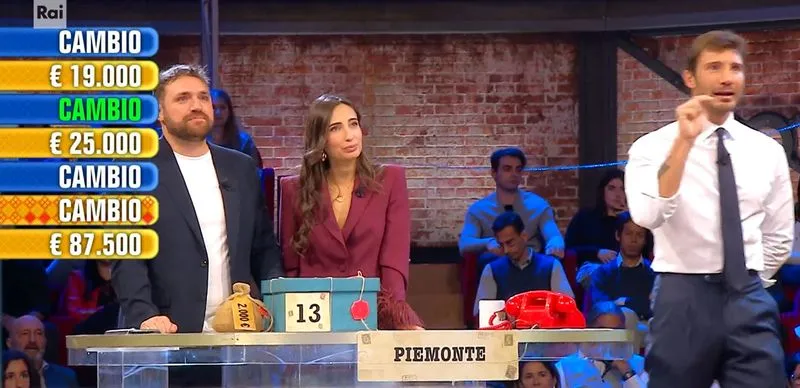 MONCALIERI - La giovane Noemi vince 100mila euro con i pacchi di «Affari Tuoi» - FOTO
