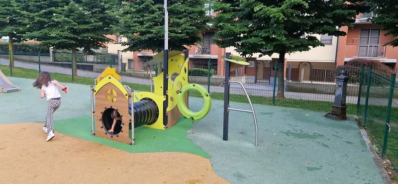 MONCALIERI - Riacquistata e riposizionata la giostra bruciata dai vandali al parco giochi inclusivo