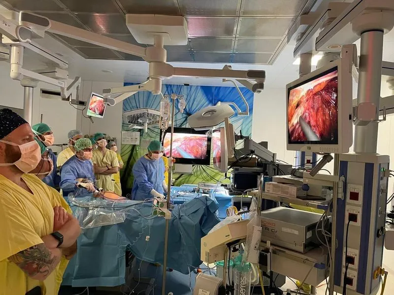 MONCALIERI - Staff del Santa Croce al corso sulla tecnica «Tapp» per il trattamento dell'ernia inguinale