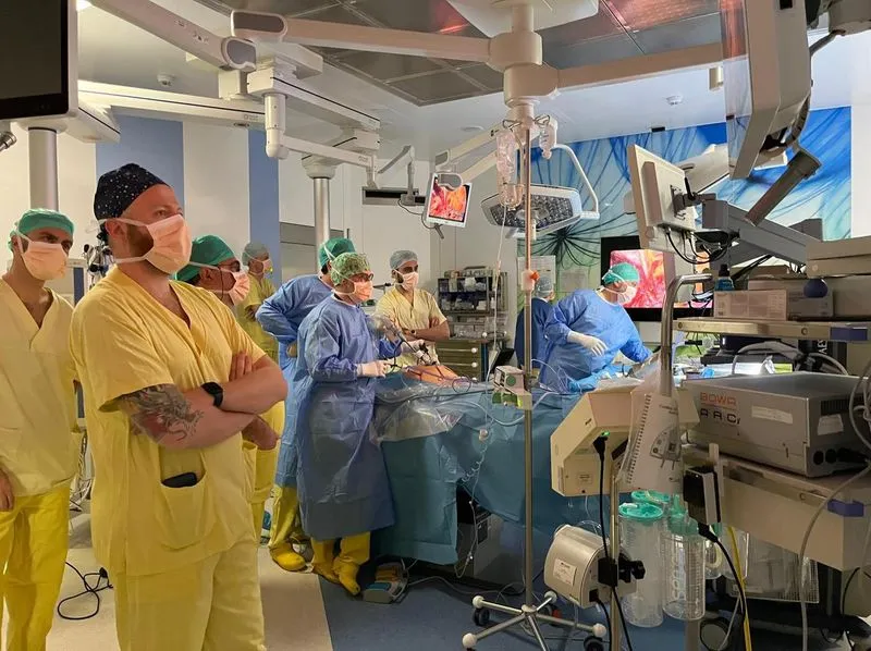 MONCALIERI - Staff del Santa Croce al corso sulla tecnica «Tapp» per il trattamento dell'ernia inguinale