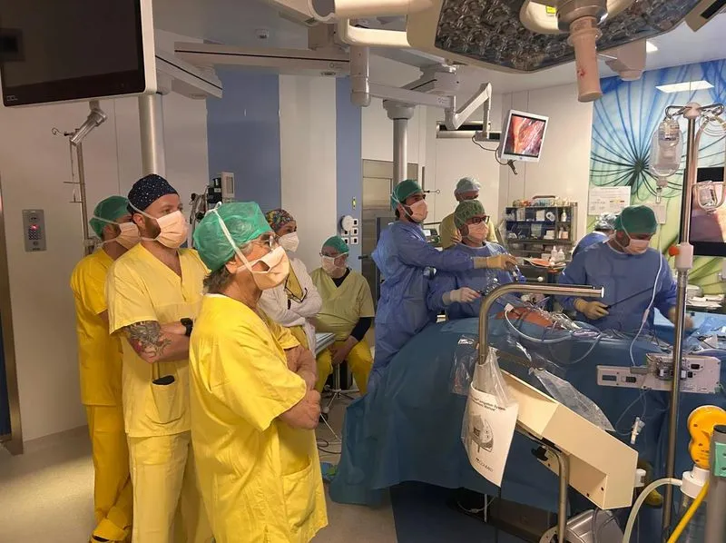 MONCALIERI - Staff del Santa Croce al corso sulla tecnica «Tapp» per il trattamento dell'ernia inguinale
