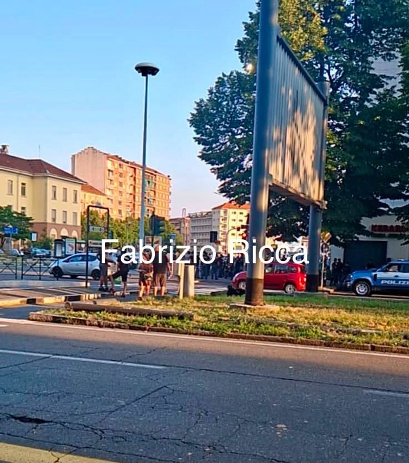 MONCALIERI - Maxi operazione antidroga della polizia in piazza Bengasi: controlli con agenti ed elicottero