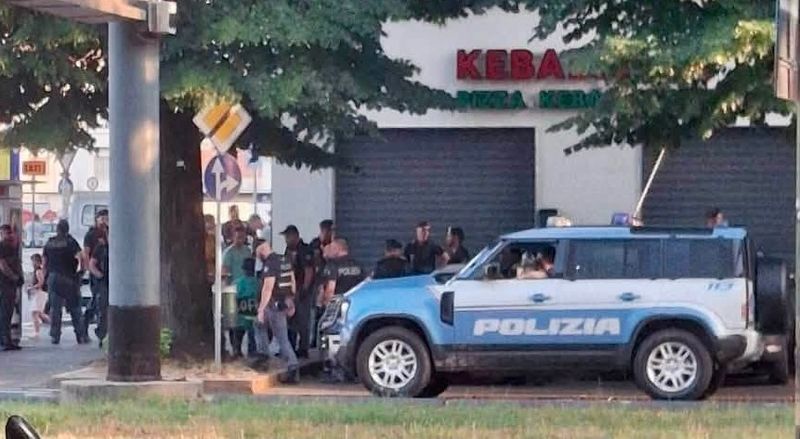 MONCALIERI - Maxi operazione antidroga della polizia in piazza Bengasi: controlli con agenti ed elicottero