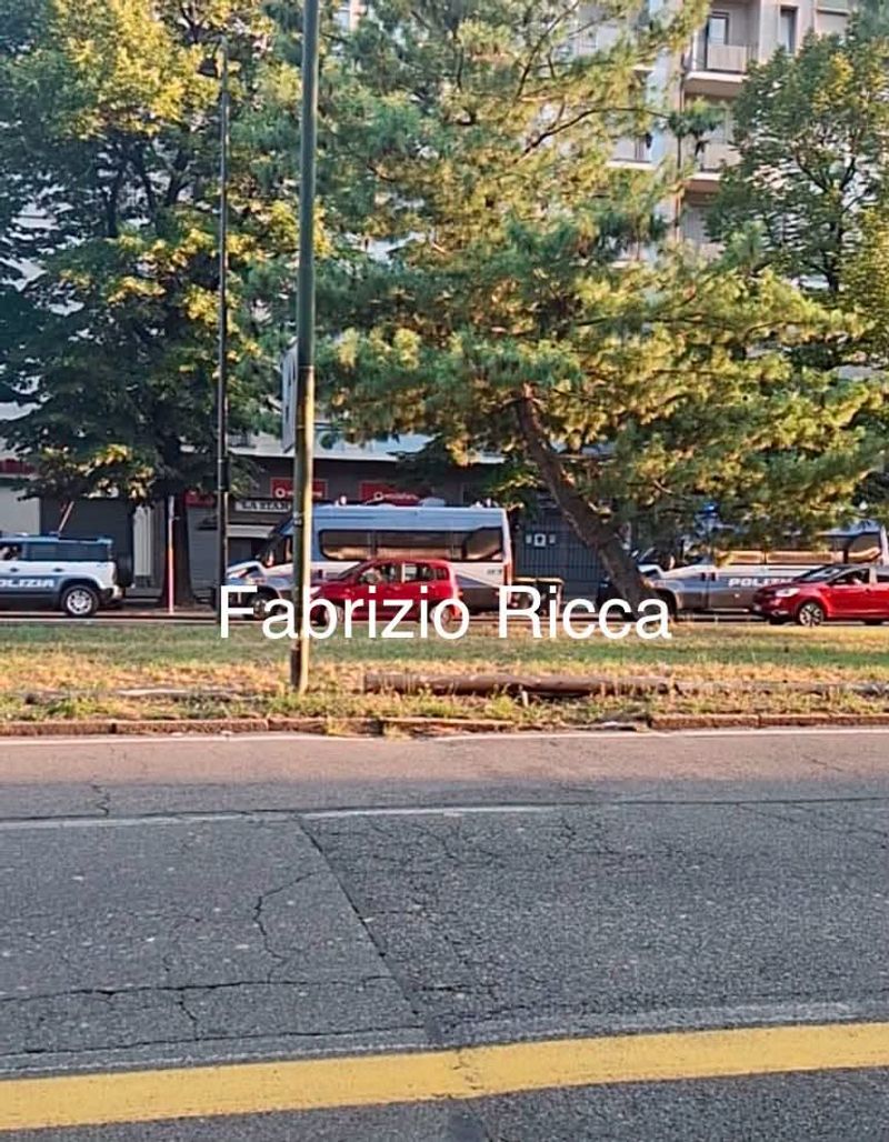 MONCALIERI - Maxi operazione antidroga della polizia in piazza Bengasi: controlli con agenti ed elicottero