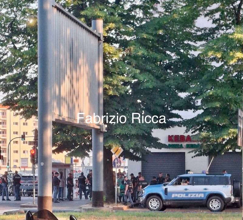 MONCALIERI - Maxi operazione antidroga della polizia in piazza Bengasi: controlli con agenti ed elicottero