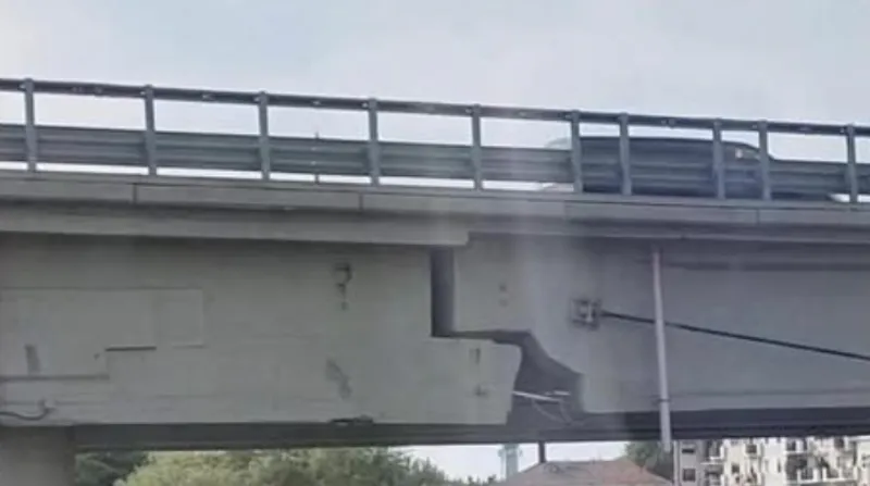 MONCALIERI - Diventa virale la foto della crepa sul ponte della sopraelevata, ma non c'è nessun pericolo