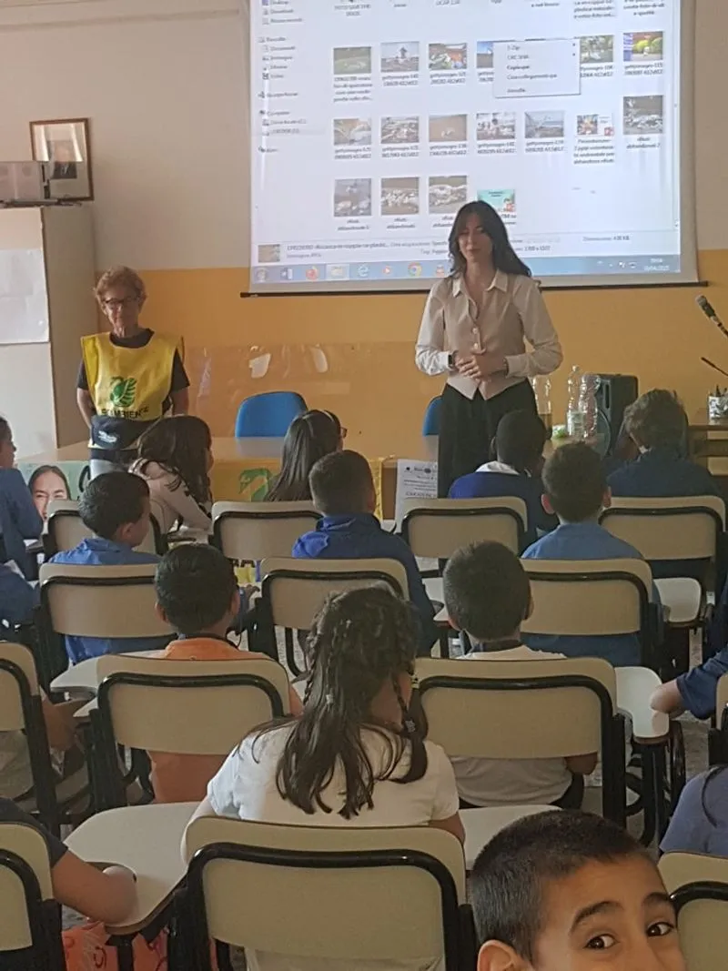 MONCALIERI - Studenti, insegnanti, assessore e Legambiente ripuliscono la città dai rifiuti - FOTO