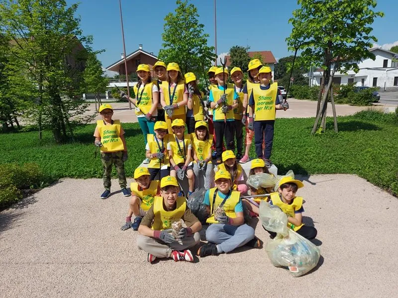 MONCALIERI - Studenti, insegnanti, assessore e Legambiente ripuliscono la città dai rifiuti - FOTO