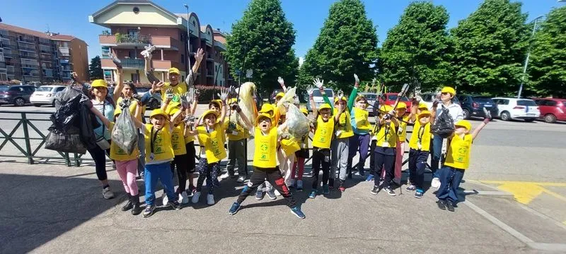 MONCALIERI - Studenti, insegnanti, assessore e Legambiente ripuliscono la città dai rifiuti - FOTO