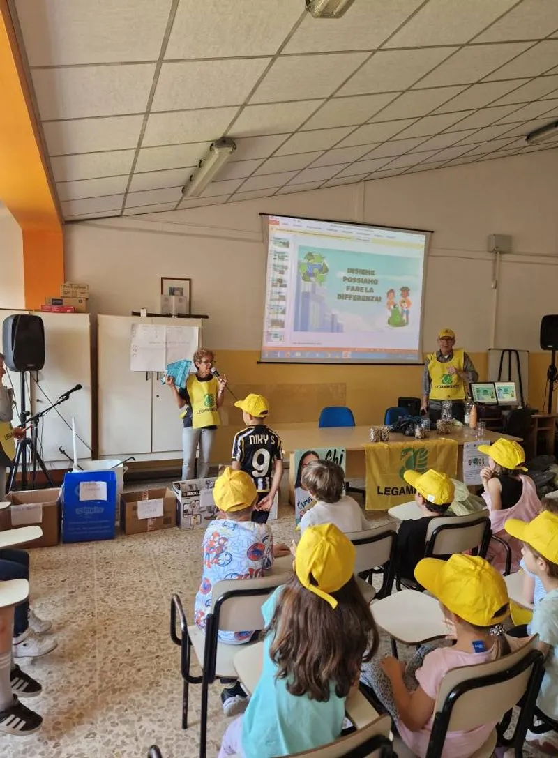 MONCALIERI - Studenti, insegnanti, assessore e Legambiente ripuliscono la città dai rifiuti - FOTO