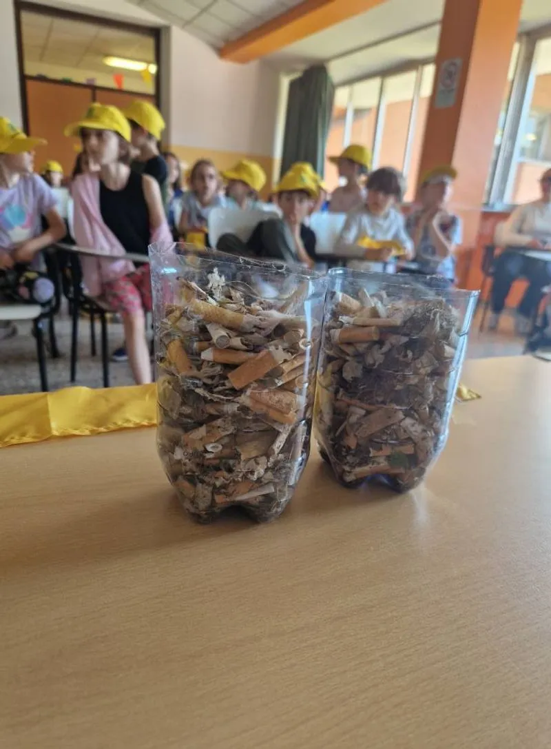 MONCALIERI - Studenti, insegnanti, assessore e Legambiente ripuliscono la città dai rifiuti - FOTO