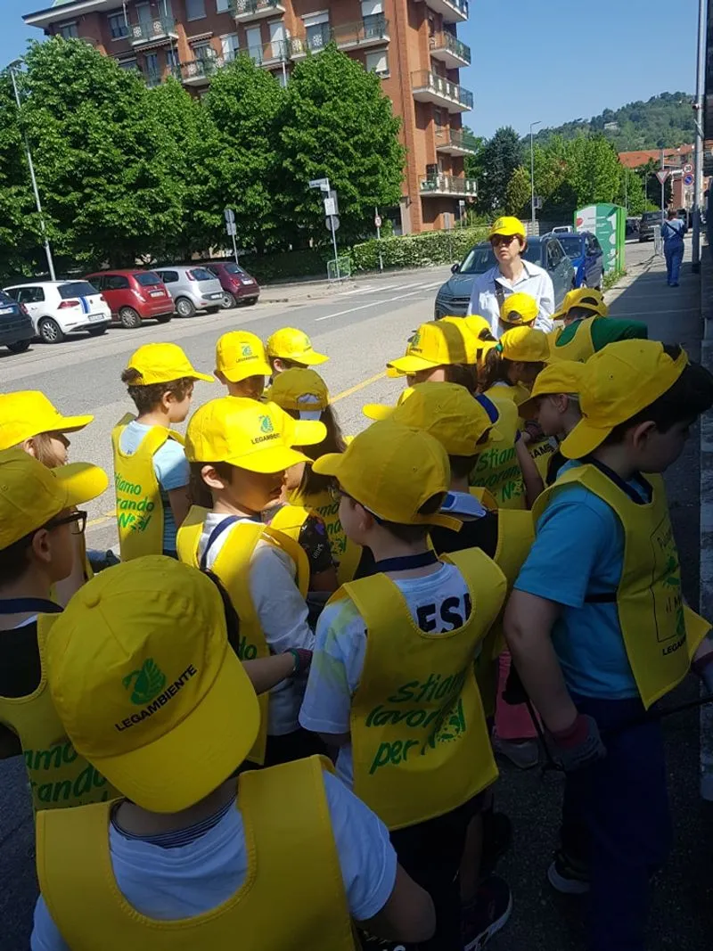 MONCALIERI - Studenti, insegnanti, assessore e Legambiente ripuliscono la città dai rifiuti - FOTO