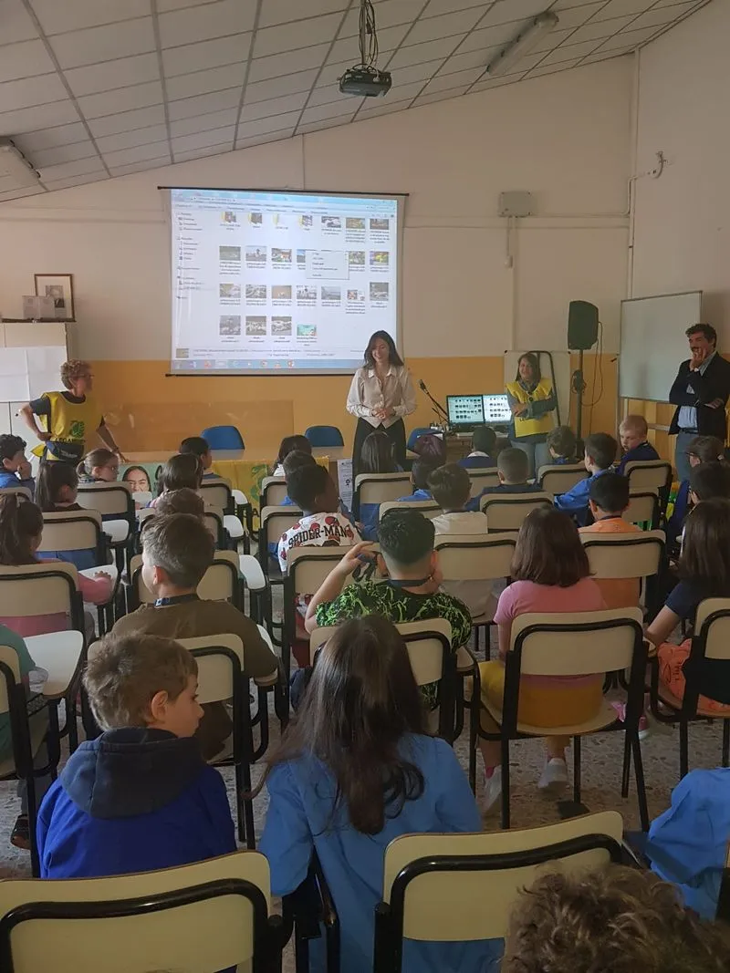 MONCALIERI - Studenti, insegnanti, assessore e Legambiente ripuliscono la città dai rifiuti - FOTO
