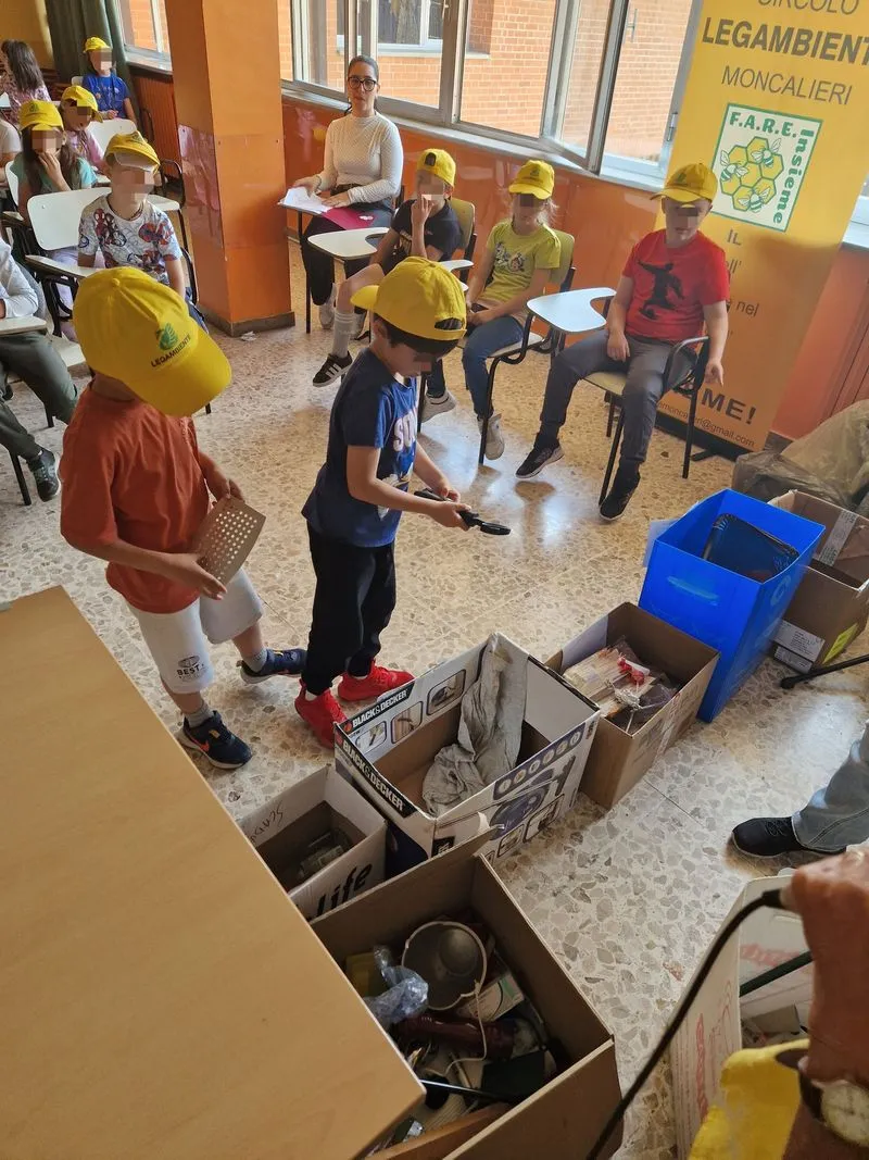 MONCALIERI - Studenti, insegnanti, assessore e Legambiente ripuliscono la città dai rifiuti - FOTO