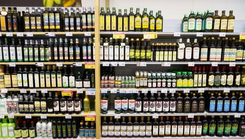 MONCALIERI - Ruba 40 bottiglie d'olio da un supermercato e minaccia il direttore: condannato a 3 anni e 4 mesi