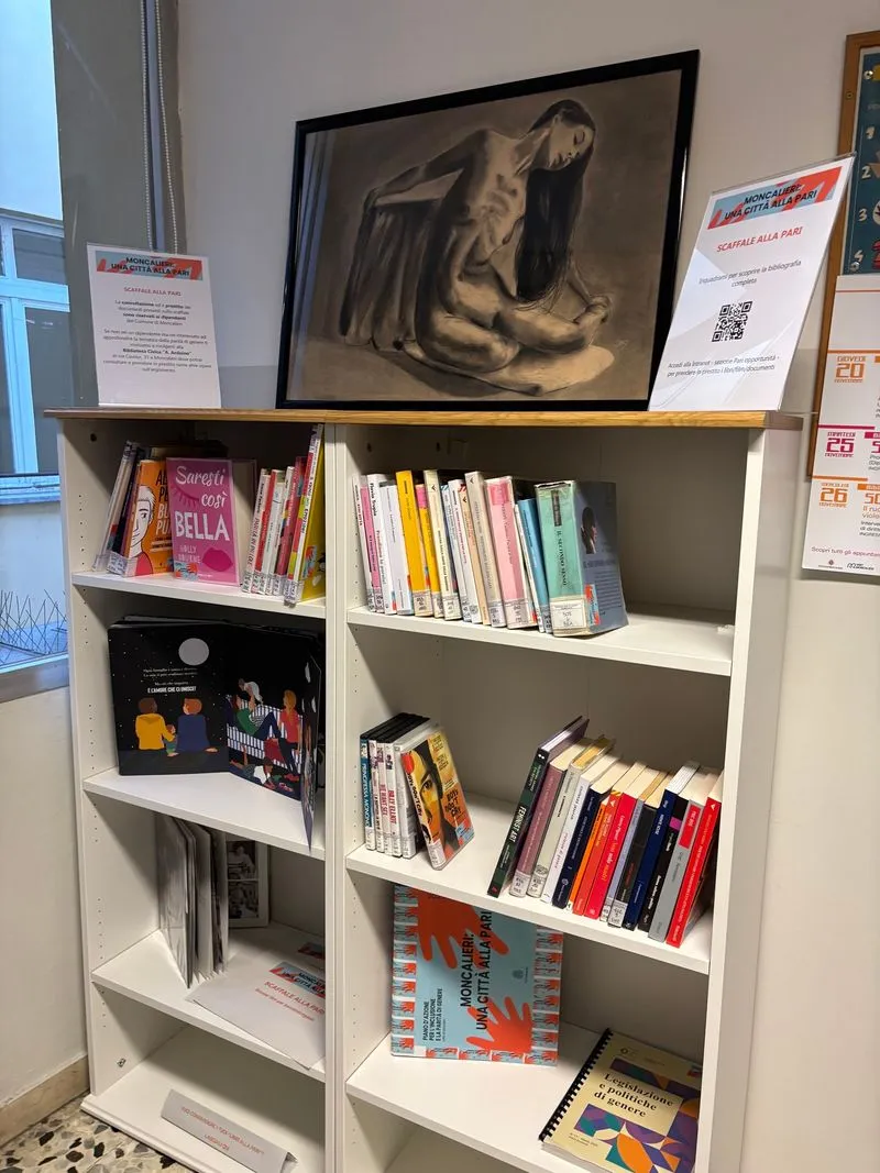 MONCALIERI - Giornata contro la violenza sulla donne: inaugurato lo Scaffale alla pari - FOTO