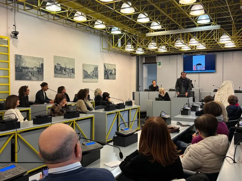 MONCALIERI - Giornata contro la violenza sulla donne: inaugurato lo Scaffale alla pari - FOTO