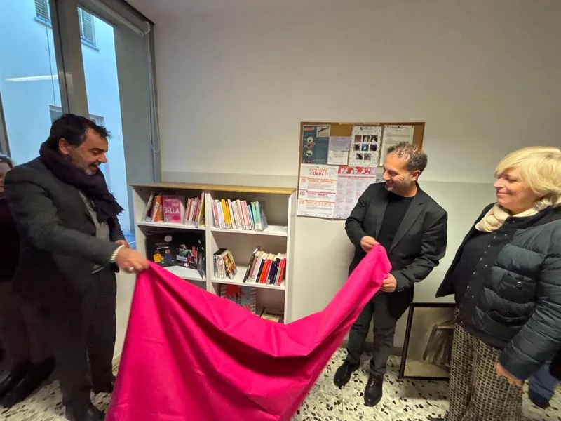 MONCALIERI - Giornata contro la violenza sulla donne: inaugurato lo Scaffale alla pari - FOTO