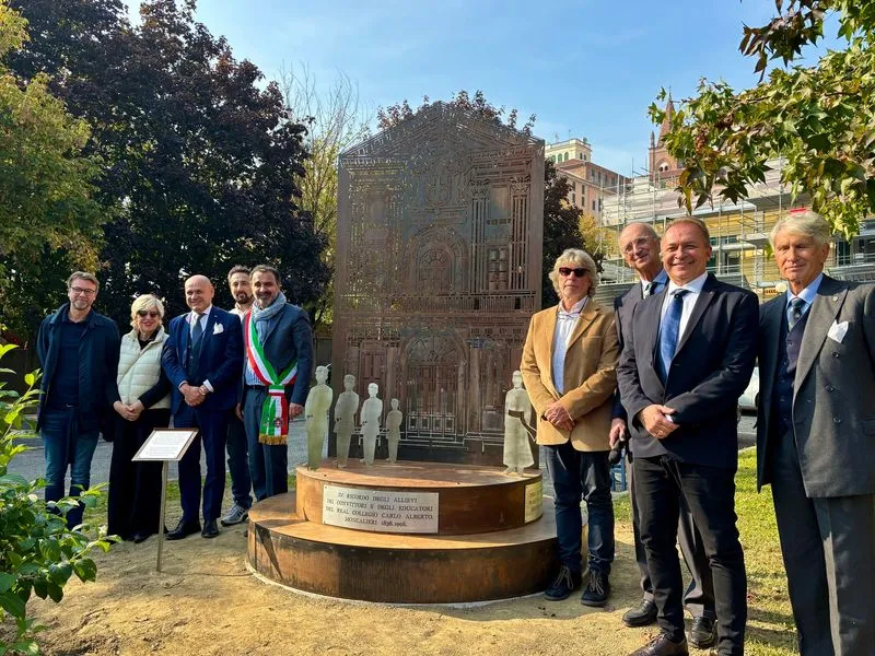 MONCALIERI - Ecco il monumento dedicato al Real Collegio Carlo Alberto - FOTO
