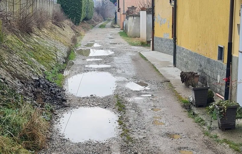 MONCALIERI - Strada ridotta a una groviera, piovono lamentele: «Siamo cittadini di serie Z» - FOTO