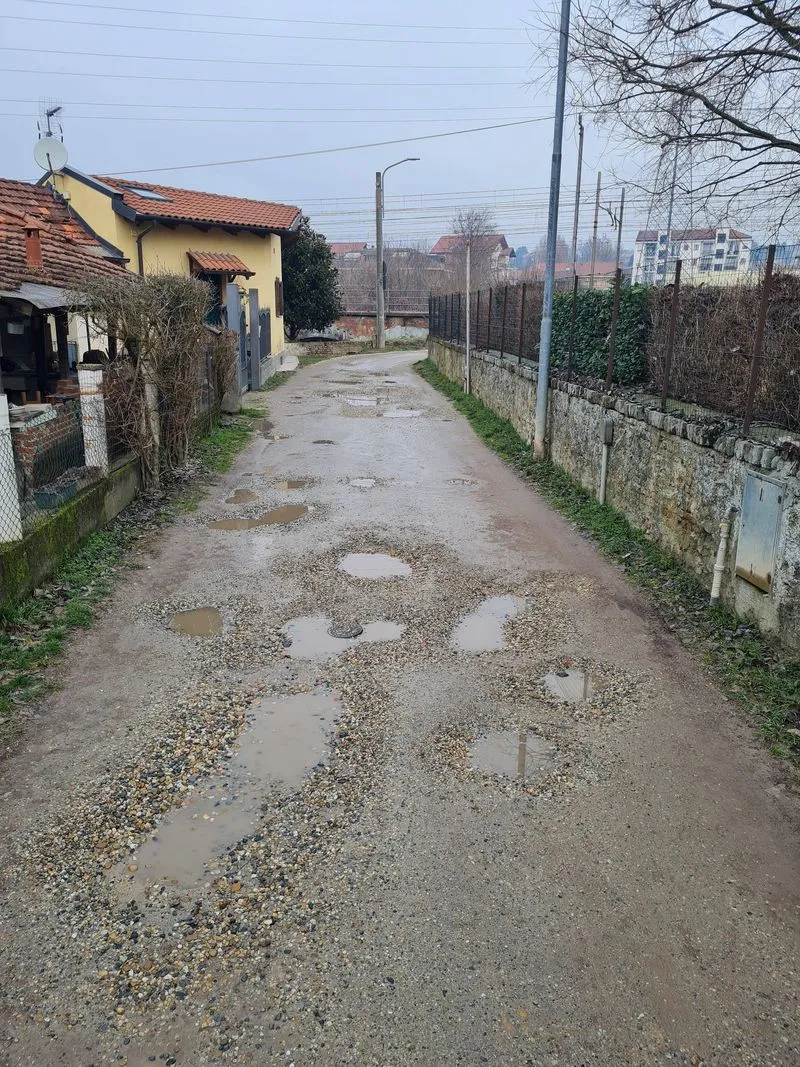 MONCALIERI - Strada ridotta a una groviera, piovono lamentele: «Siamo cittadini di serie Z» - FOTO
