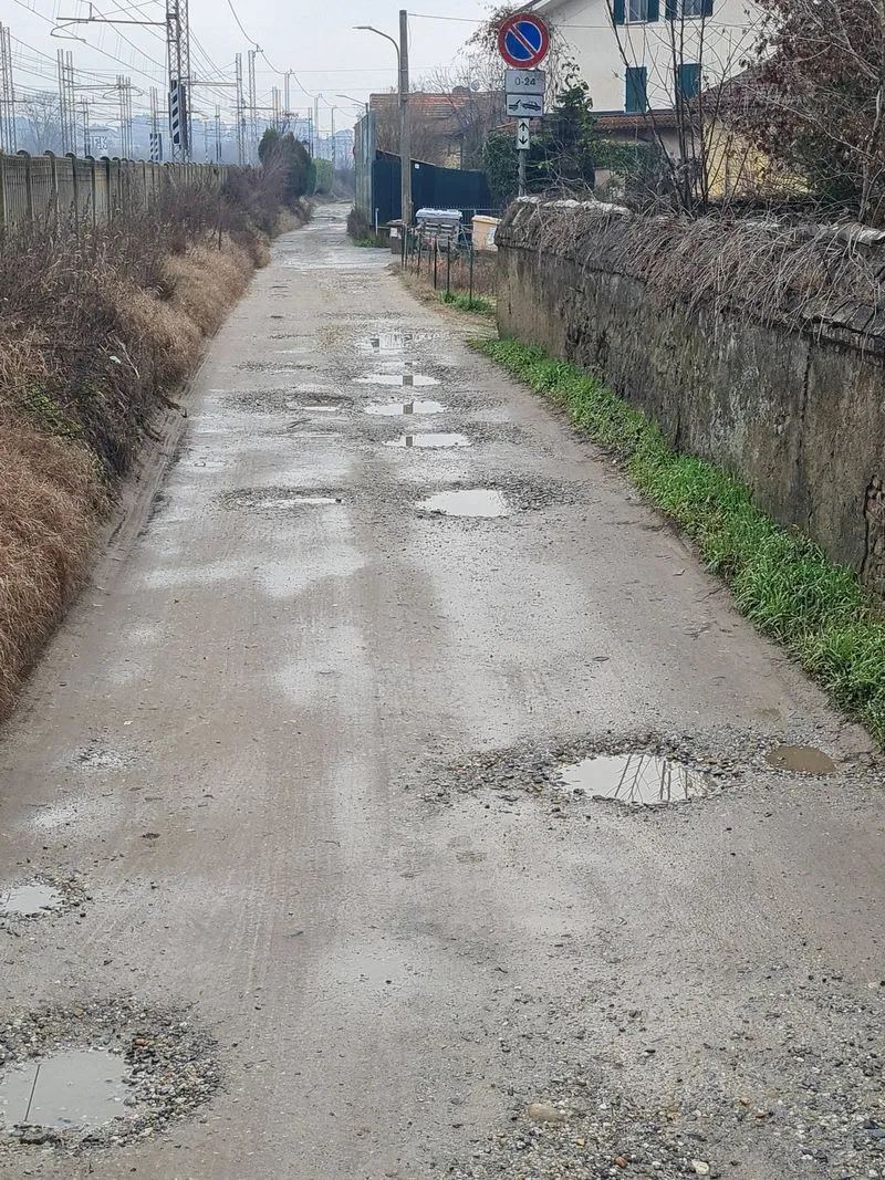 MONCALIERI - Strada ridotta a una groviera, piovono lamentele: «Siamo cittadini di serie Z» - FOTO