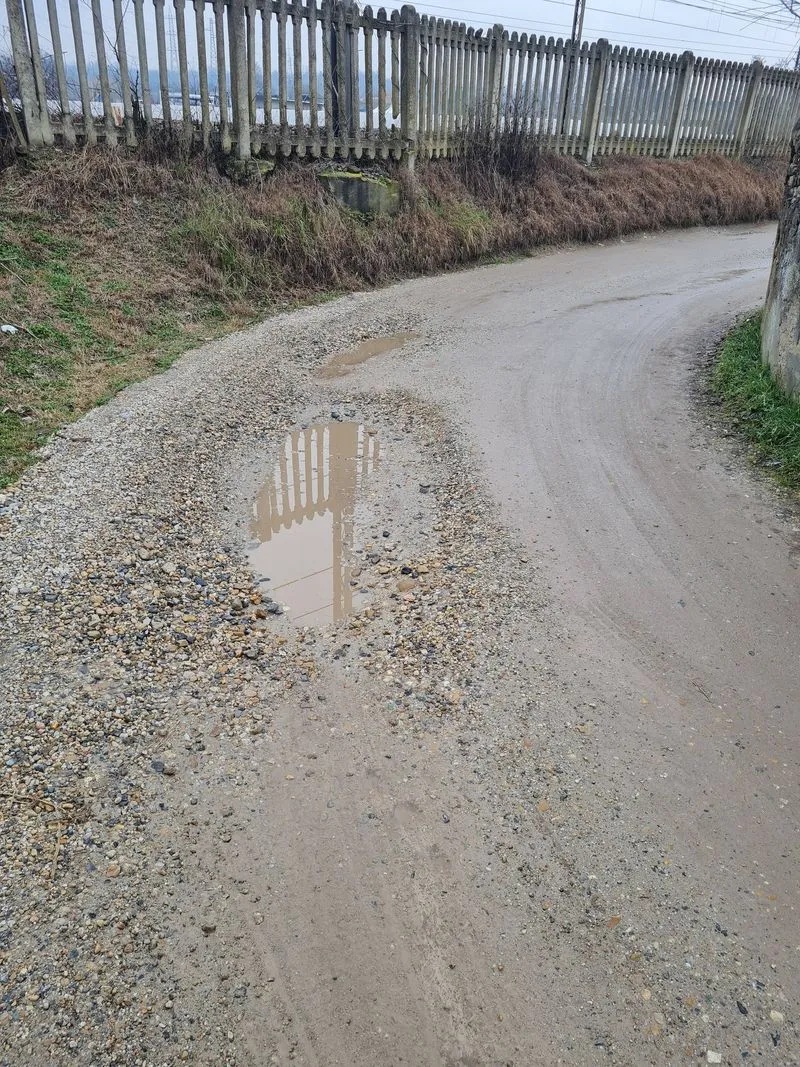MONCALIERI - Strada ridotta a una groviera, piovono lamentele: «Siamo cittadini di serie Z» - FOTO