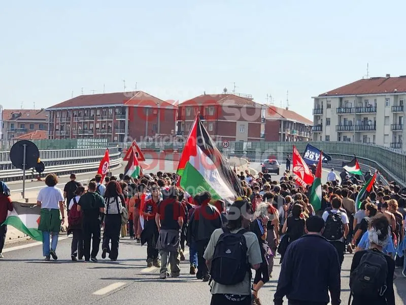 TORINO SUD - Pro Pal e studenti in corteo per la Flotilla e Gaza, traffico in tilt verso Moncalieri e sulla tangenziale