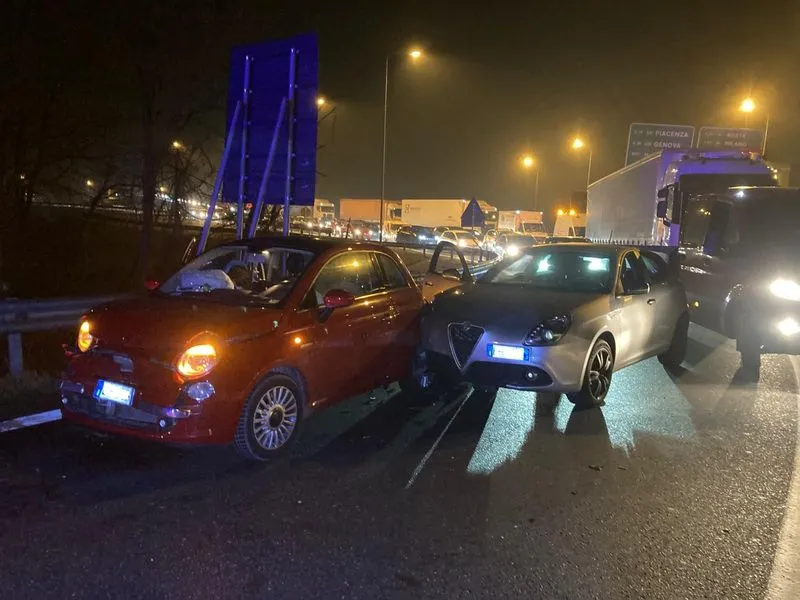 MONCALIERI-LA LOGGIA - Incidente in tangenziale, tre veicoli coinvolti: un ferito