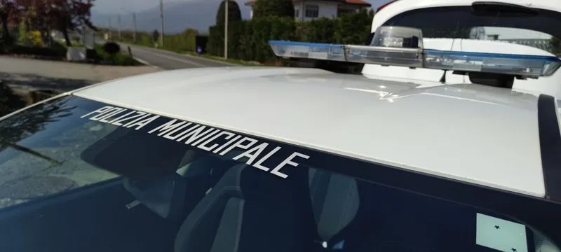 MONCALIERI - Tenta di lanciarsi nel vuoto dal ponte, salvato in extremis dagli agenti della polizia locale