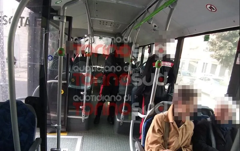 MONCALIERI - Ubriaco dorme sul bus, quando si sveglia dà in escandescenza e devono intervenire i carabinieri