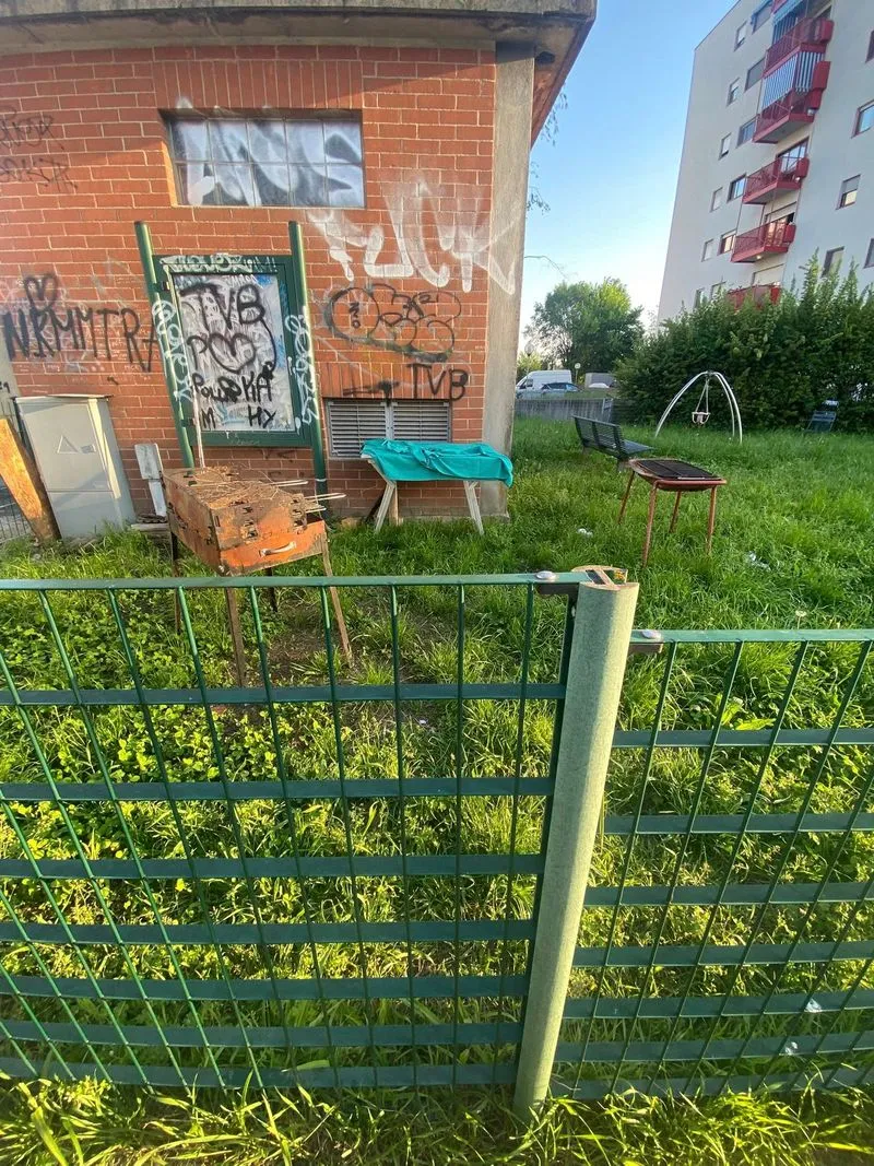 MONCALIERI - Vandali in azione al parco giochi per bambini: rabbia e lamentele dei residenti