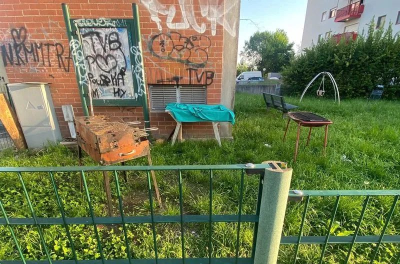MONCALIERI - Vandali in azione al parco giochi per bambini: rabbia e lamentele dei residenti