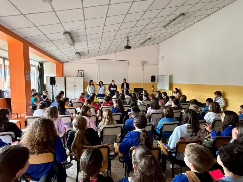 MONCALIERI - La campionessa del nuoto Carlotta Gilli incontra gli studenti delle elementari - FOTO