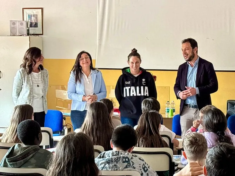MONCALIERI - La campionessa del nuoto Carlotta Gilli incontra gli studenti delle elementari - FOTO