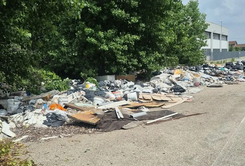 MONCALIERI - Rifiuti abbandonati ovunque: zona Carpice ridotta a discarica a cielo aperto