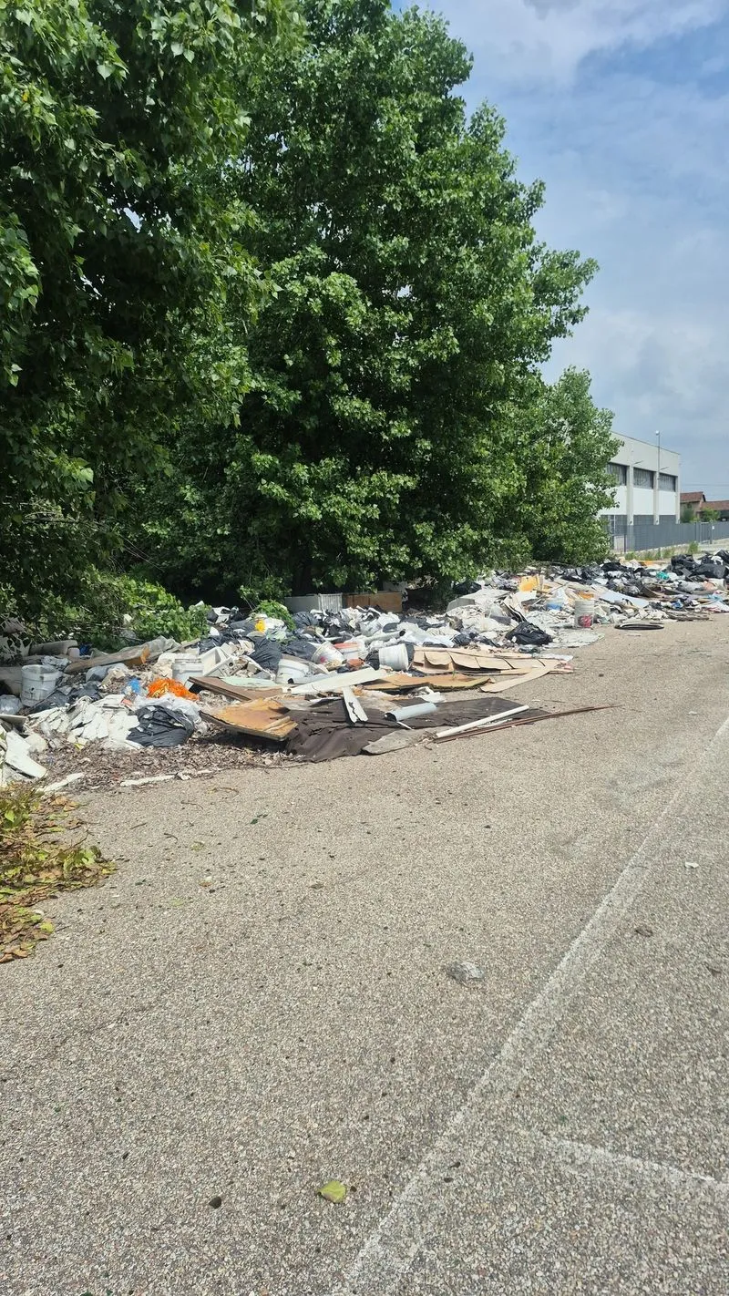MONCALIERI - Rifiuti abbandonati ovunque: zona Carpice ridotta a discarica a cielo aperto