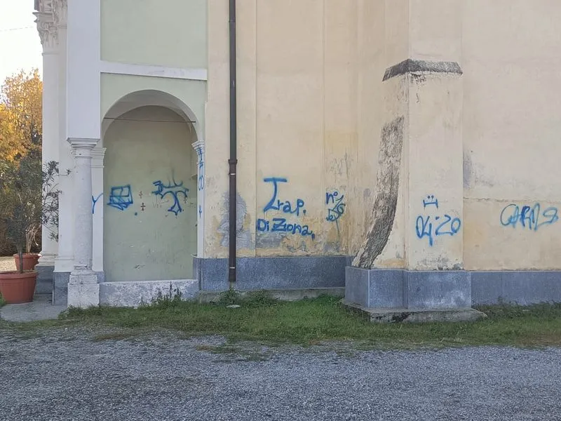 MONTANARO - Disegni osceni e scritte offensive: i vandali hanno imbrattato la chiesa di Loreto - FOTO