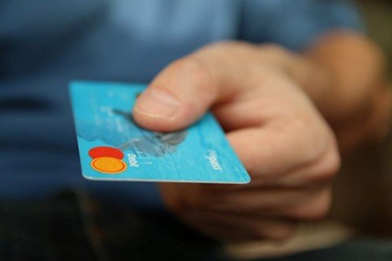 NICHELINO - Tenta di comprare uno smartphone da 1500 euro con una carta rubata: 29enne arrestato