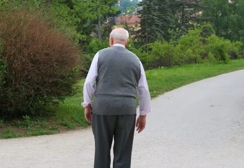 NICHELINO - Anziano 90enne cade in strada e si ferisce, ma nessuno lo aiuta. La figlia: «Non restiamo indifferenti»