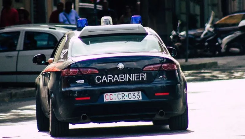 NICHELINO - Esce di casa armato di coltello in cerca dell'ex della madre: fermato in stazione dai carabinieri