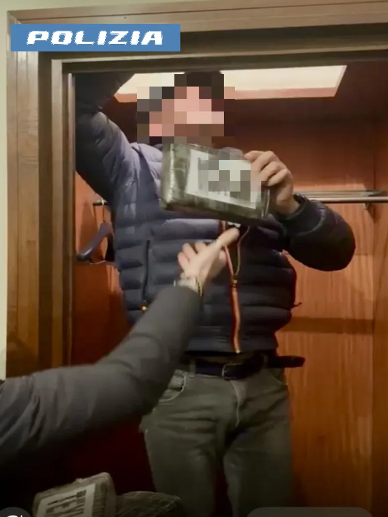 NICHELINO - Cinque chili di cocaina nascosti nel controsoffitto di casa: un albanese arrestato dalla polizia