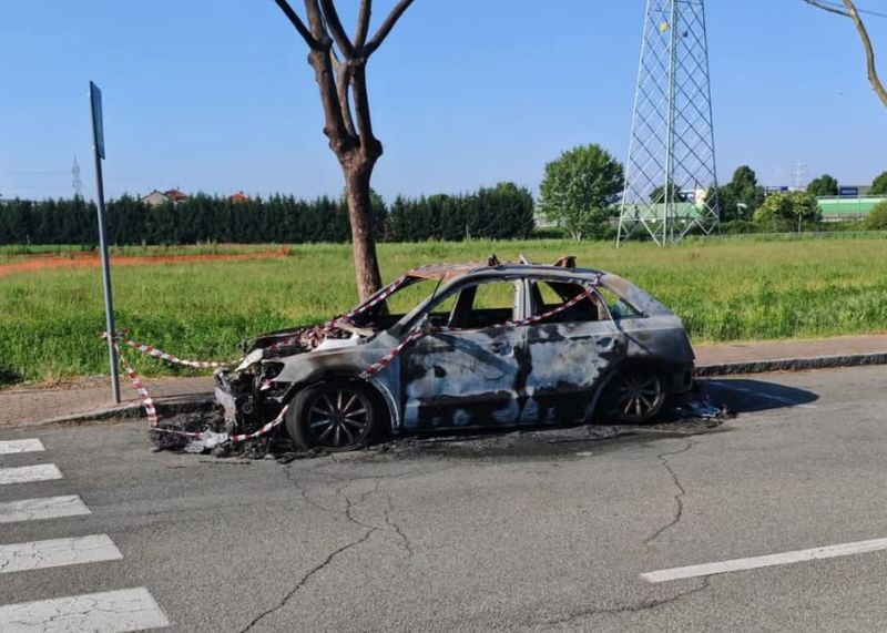 NICHELINO - Nessuno rimuove l'auto bruciata in via Deledda: polemiche social