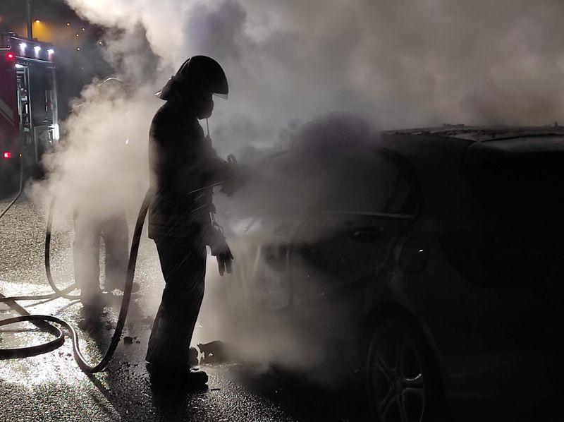 NICHELINO - Auto in fiamme nella notte: paura in via Avogadro