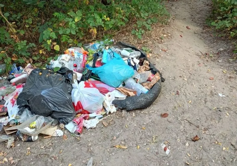 NICHELINO - Sacchi pieni di rifiuti abbandonati al Boschetto: monta la rabbia dei cittadini