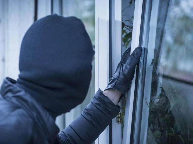 NICHELINO - Colpo notturno in piscina: ladri rubano la cassaforte con gli incassi giornalieri