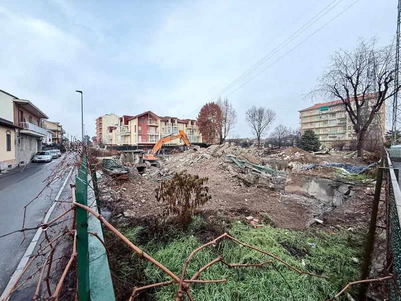 NICHELINO - Completato l'abbattimento della vecchia scuola Papa Giovanni: al suo posto un parco