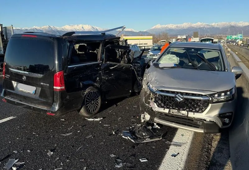 TANGENZIALE SUD - Incidente allo svincolo per Debouchè, tre persone ferite portate in ospedale - FOTO