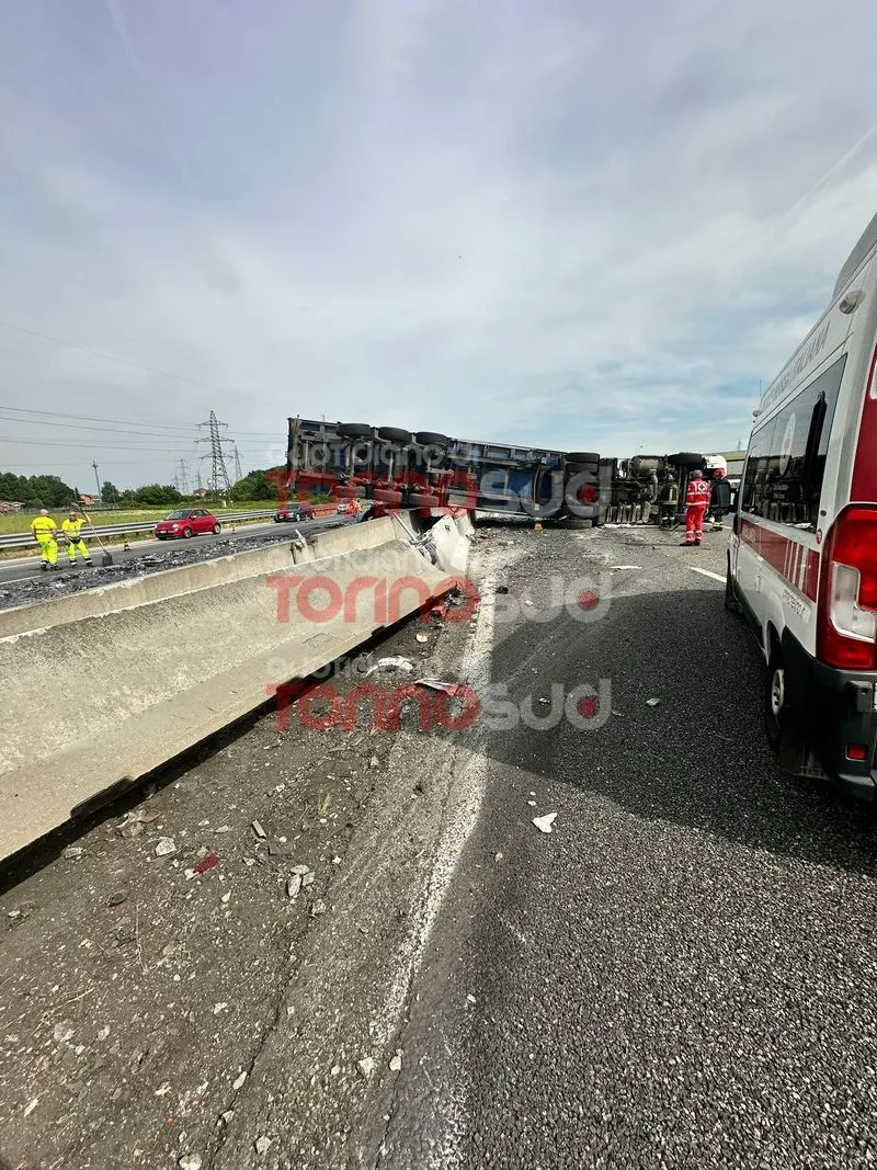 NICHELINO - Pauroso incidente in tangenziale: camion ribaltato in mezzo alla strada, un ferito - FOTO